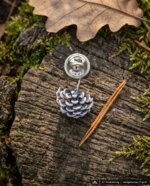 Zapfen mit Schnee Anstecker – handgemacht von Undermountain (Ansicht 5)